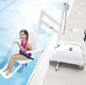 Elevatore con poltrona PAL LIFT per l'accesso alla piscina per portatori di handicap